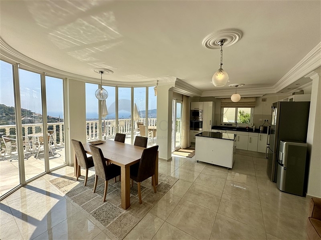 Spacious villa with panoramic sea views in Alanya