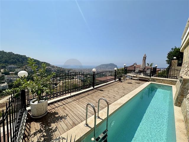 Spacious villa with panoramic sea views in Alanya