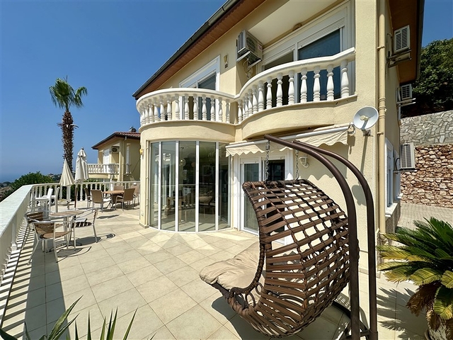 Spacious villa with panoramic sea views in Alanya