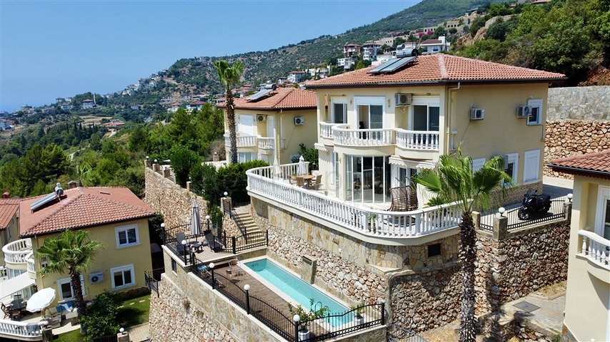 Spacious villa with panoramic sea views in Alanya