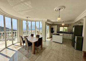 Spacious villa with panoramic sea views in Alanya