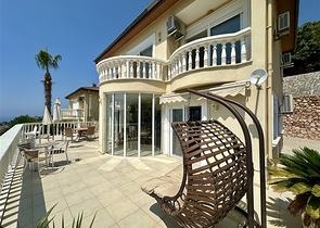Spacious villa with panoramic sea views in Alanya