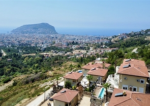 Spacious villa with panoramic sea views in Alanya