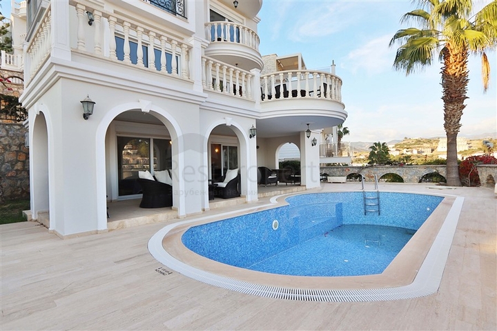 Villa with a spacious terrace in the green part of Konakli district