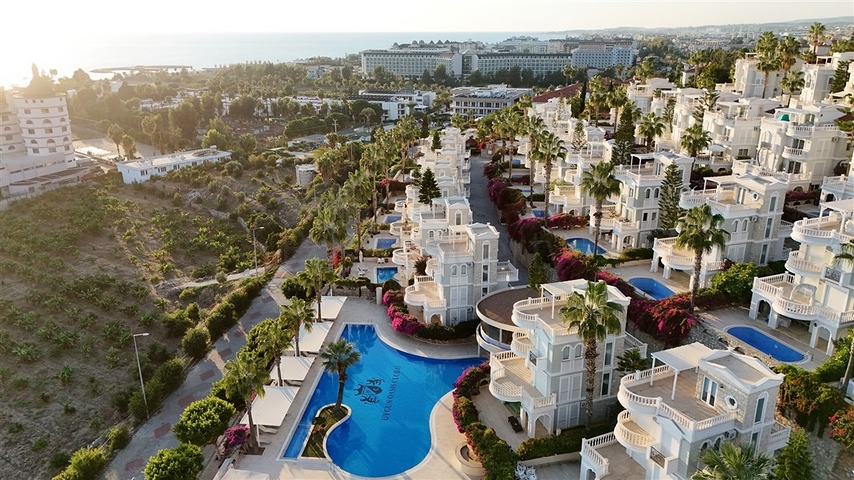 Villa with a spacious terrace in the green part of Konakli district