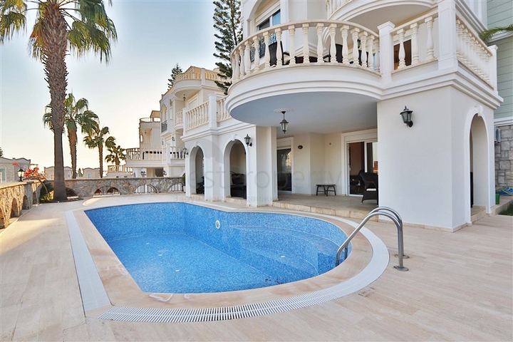 Villa with a spacious terrace in the green part of Konakli district